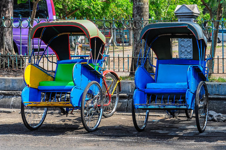多彩的飞身，典型本地运输在梭罗，印度尼西亚
