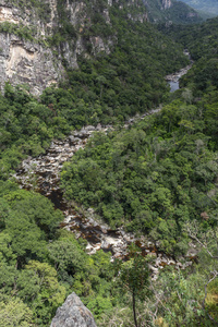 美丽的河在塞拉多植被风景与峭壁, Chapada dos Veadeiros, 戈亚斯州, 巴西中部