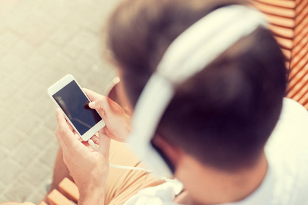 在智能手机上听音乐的年轻人图片