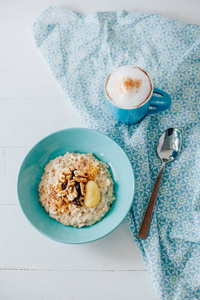 传统的燕麦片, 咖啡杯。早餐热健康食品