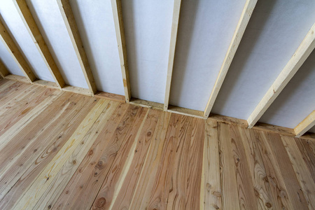 在建筑和翻新的空房间的特写细节与木板橡木地板和木木结构为未来隔断墙壁。专业重建与投资理念