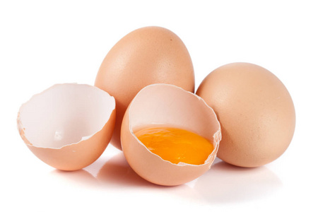 两个全蛋和孤立的白色背景上的破的蛋