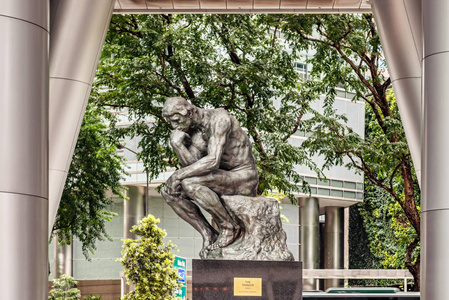 新加坡2018年1月14日 新加坡市中心乱大厦思想家雕塑的复制品