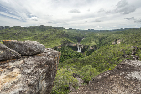 美丽的大瀑布的自然景观从米兰特大 Janela 窗口丽城 在 Chapada dos Veadeiros, 戈亚斯州, 巴西