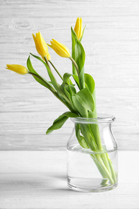 玻璃花瓶与束郁金香