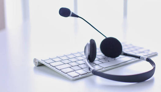 通信支持呼叫中心和客服服务台。笔记本电脑键盘上的 Voip 耳机