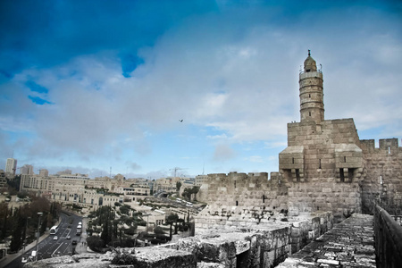 耶路撒冷的中世纪城墙。古老的石头, 阴沉的天空。北部墙壁和塔, 现代城市