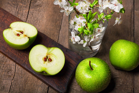 在木桌上盛开的绿色苹果