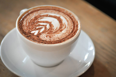 热摩卡或热咖啡在桌上照片