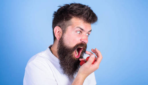 不要碰我的浆果。时髦的大胡子把草莓放在手掌上。贪婪的饥饿的人不打算分享草莓蓝色背景。男人喊饥饿贪婪的脸胡子吃草莓