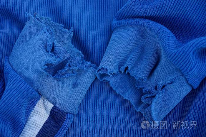 蓝色布料纹理与被撕毁的袖子在老衣裳