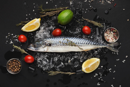 黑底鲭鱼和烹调配料