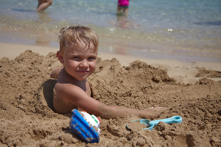 快乐的孩子在沙滩上玩