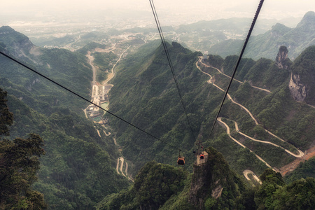 天门山曲折的道路