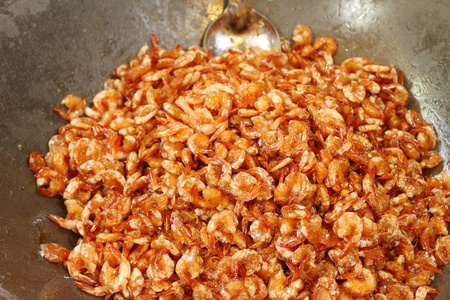 香虾在平底锅在街道食物图片