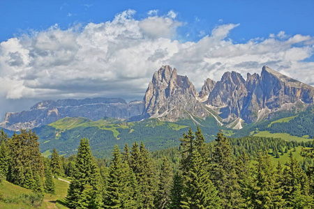 Sassolungo 和 Sassopiatto 山从阿尔卑斯 de 休斯在 Ortisei 之上, 与蝶鞍小组山在背景, 瓦尔