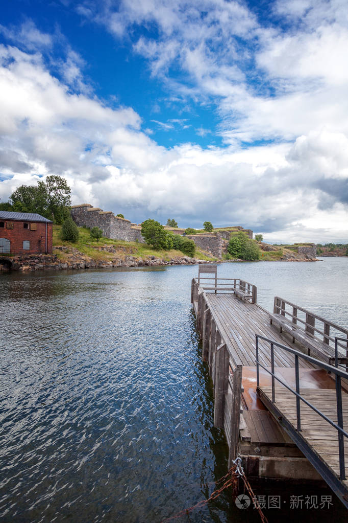 木码头为小船和游艇在海岛芬兰堡, 堡垒看法, 美丽的明亮的风景.