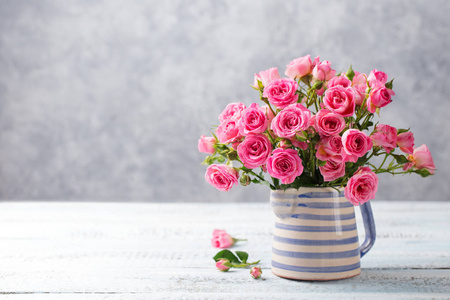 插在花瓶里的月季花.浪漫的花束.复制空间照片