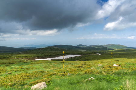 位于保加利亚索非亚市 Cherni Vrah 峰附近的 Vitosha 山绿色丘陵全景