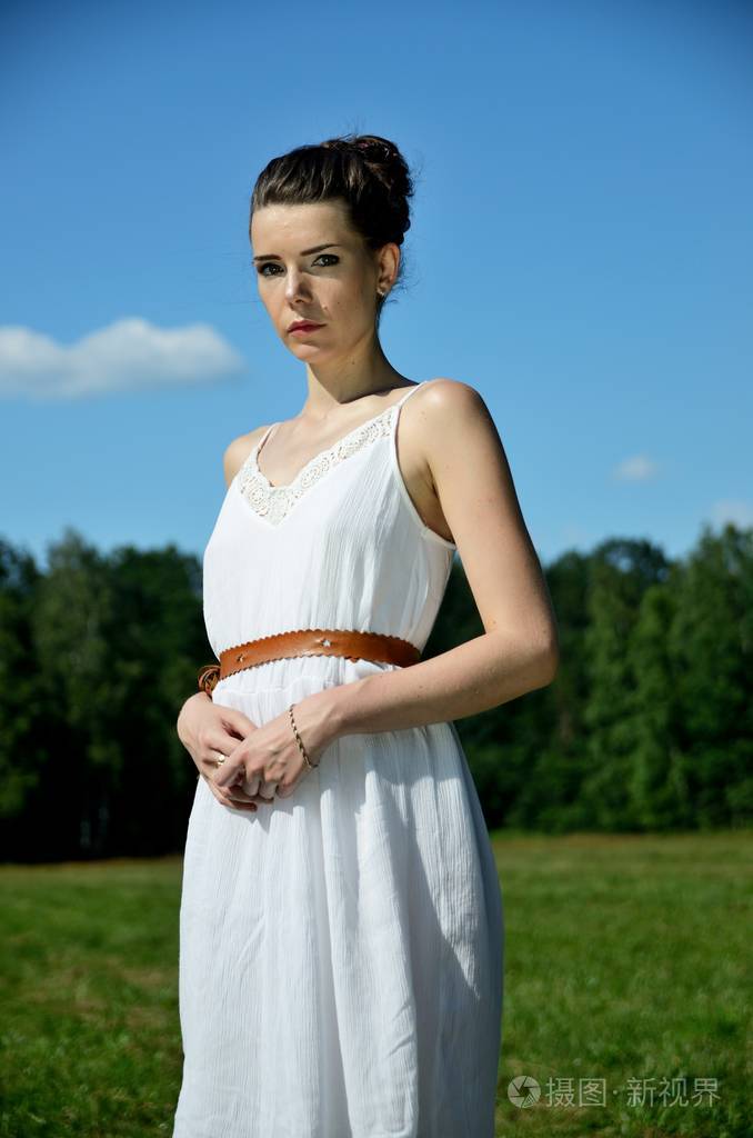 在波兰的户外摄影会上的年轻女性模特.