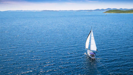 积极图卢布在开阔的水面上航行的小船, 鸟瞰图.