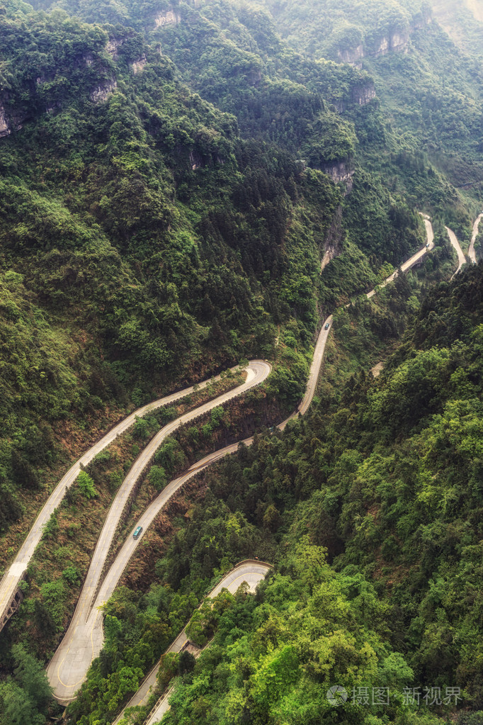 天门山曲折的道路