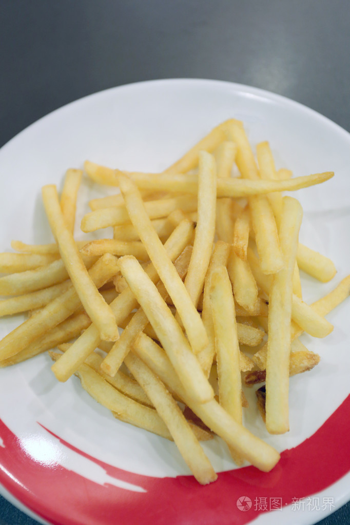 在盘子上的炸薯条
