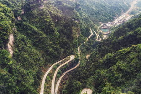 天门山曲折的道路图片