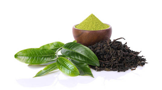 绿色叶子干绿茶, 木碗抹茶绿茶, 白色背景查出照片