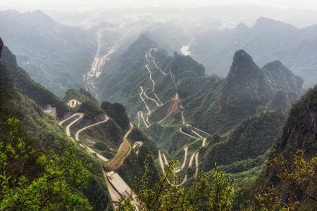 天门山曲折的道路