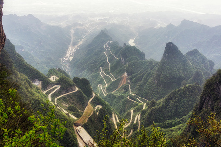 天门山曲折的道路图片