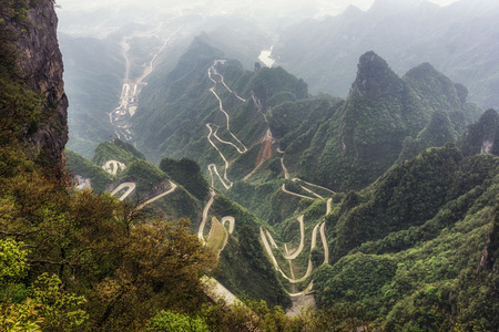 天门山曲折的道路