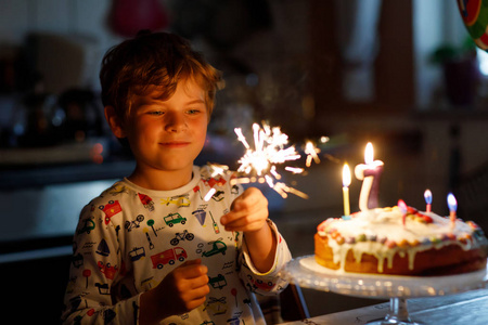 可爱的快乐金发小男孩庆祝他的7生日