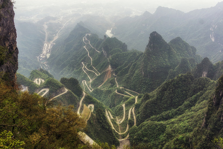 天门山曲折的道路