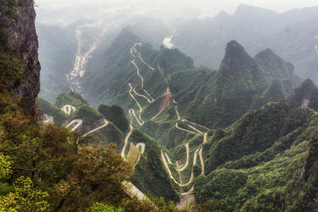 天门山曲折的道路