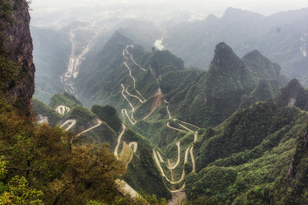 天门山曲折的道路