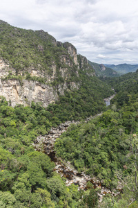美丽的河在塞拉多植被风景与峭壁, Chapada dos Veadeiros, 戈亚斯州, 巴西中部