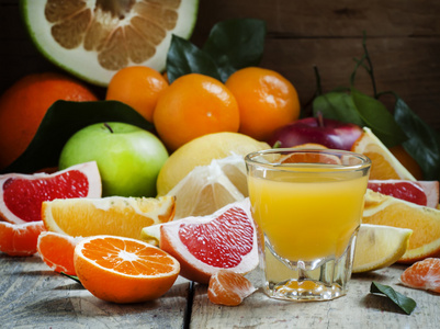 Multifruit 柑橘鸡尾酒在大玻璃烧杯