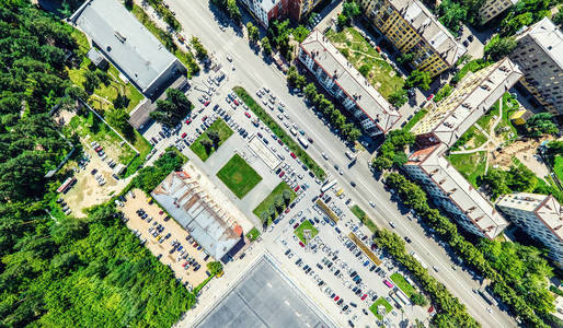 与空中城市景观 十字路口 道路 房屋 建筑物 公园及停车场。阳光灿烂的夏天全景图像