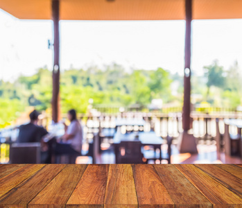 与旧木材纹理模糊餐厅背景