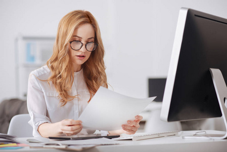 履行职责,在工作场所的年轻经理工作忙照片