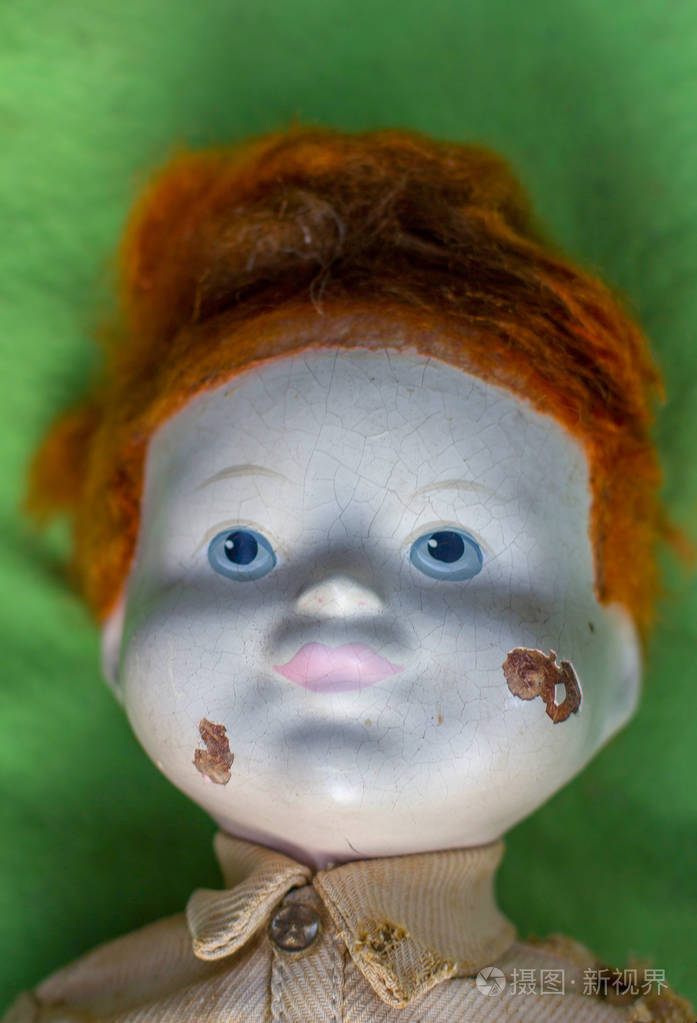 老苏联娃娃的肖像与红色头发