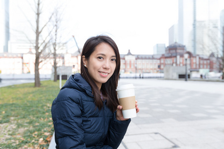 在户外喝咖啡的女人图片