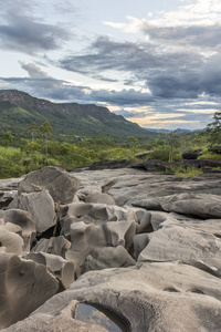 美丽的岩石风景与刻河在淡水河谷 da Lua 月亮谷, Chapada dos Veadeiros, 戈亚斯州, 巴西中部