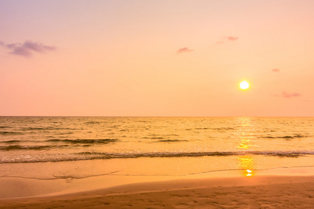 热带海滩上美丽的夕阳