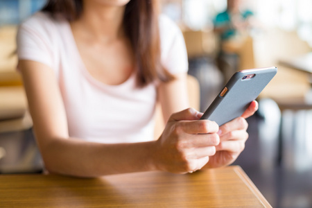 在手机上发送短信的女人照片