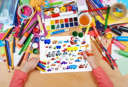 动漫游戏玩具人收集儿童绘图 顶视图用手铅笔绘画画在纸上，艺术品工作场所