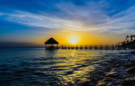 加勒比海滩码头的太阳海热带日落景色