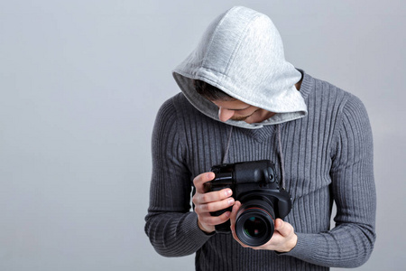 成功的专业摄影师使用单反数码相机上