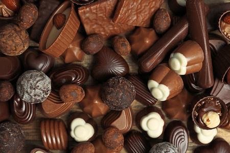 各式各样的美味巧克力糖果